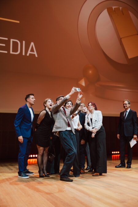 Wspólne selfie laureatów na scenie gali MIXX Awards 2025