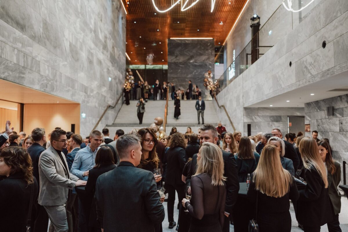 Goście gali MIXX Awards 2025 przechodzą do sali audytoryjnej
