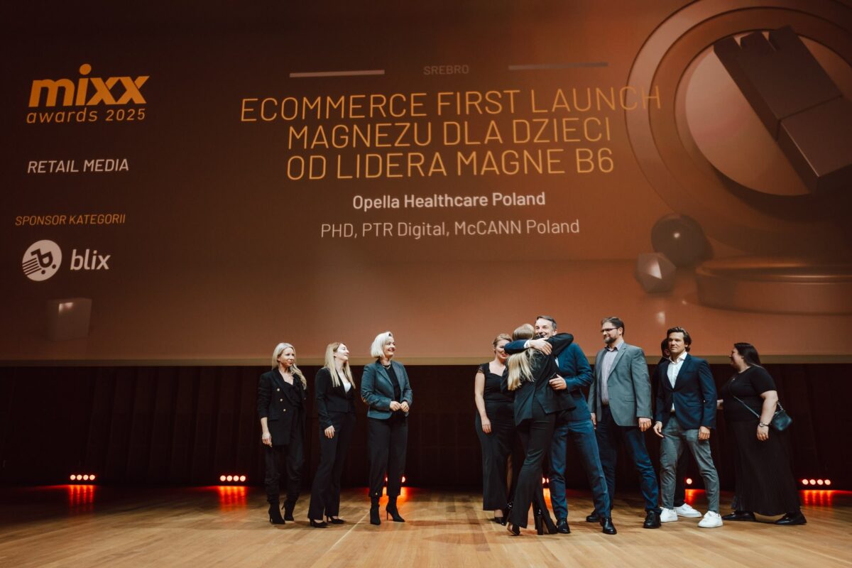 Radość laureatów po odebraniu nagrody na gali MIXX Awards 2025