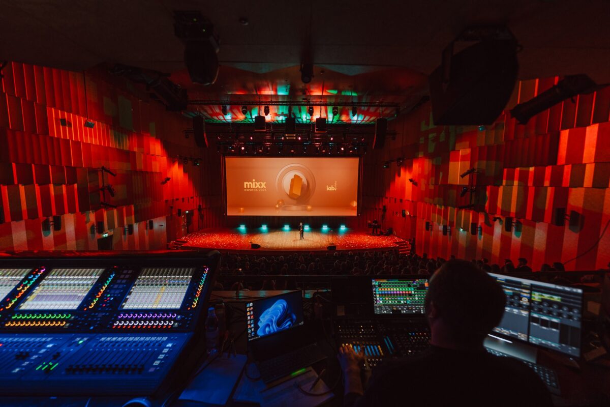 Widok z reżyserki na salę gali MIXX Awards 2025