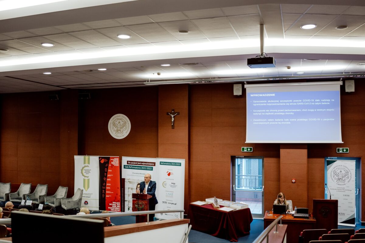 Aula UKSW podczas wystąpienia na Gali ReFarmatorzy 2021/2022, plan z boku