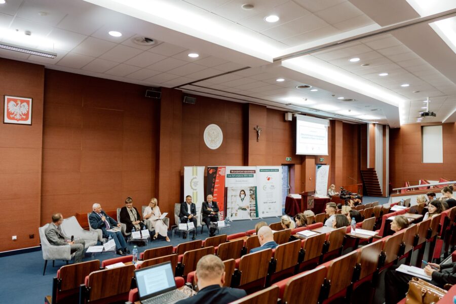 Aula Auditorium Maximum UKSW podczas Gali ReFarmatorzy 2021/2022, widok na panel i publiczność