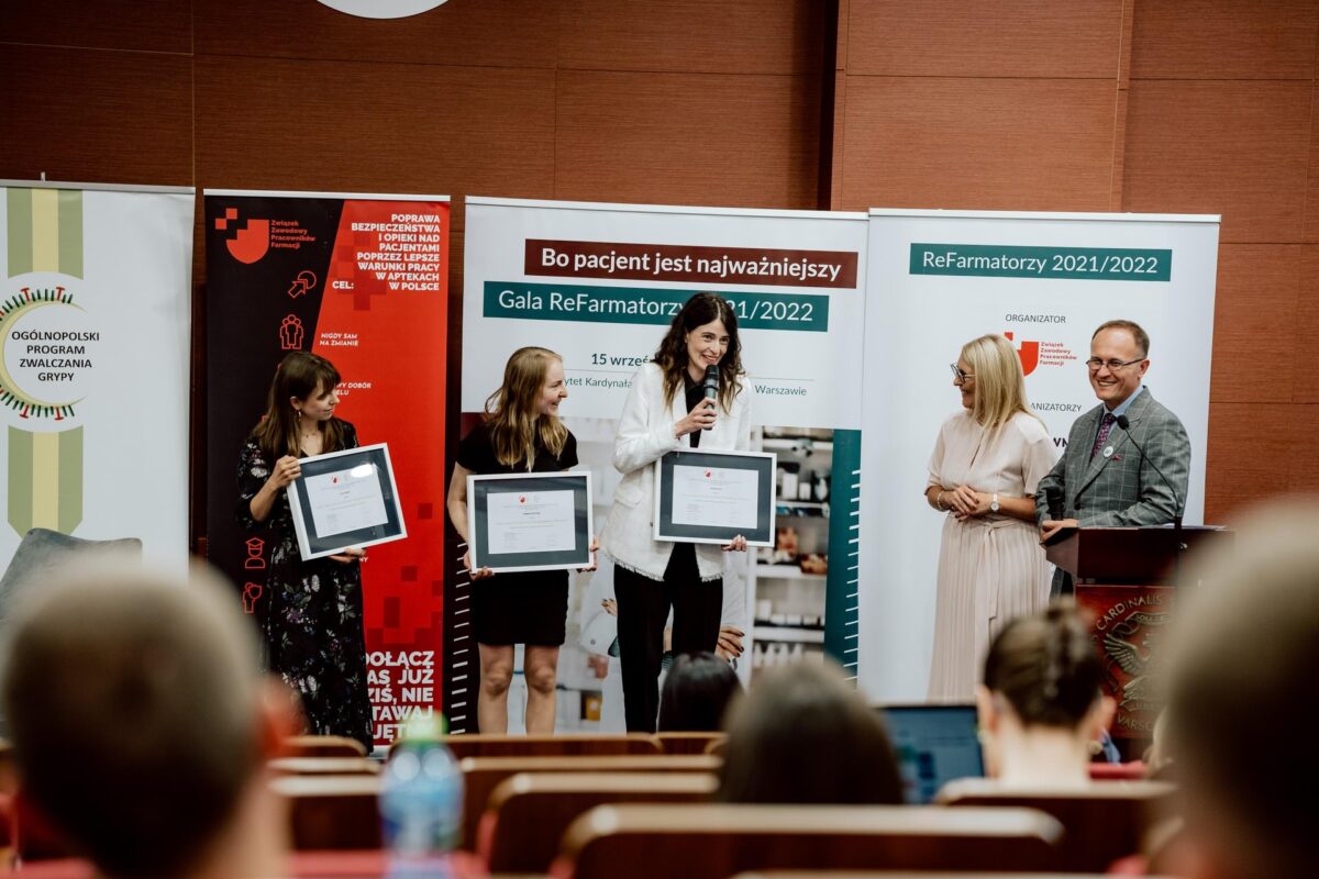Laureatki z dyplomami na scenie Gali ReFarmatorzy 2021/2022