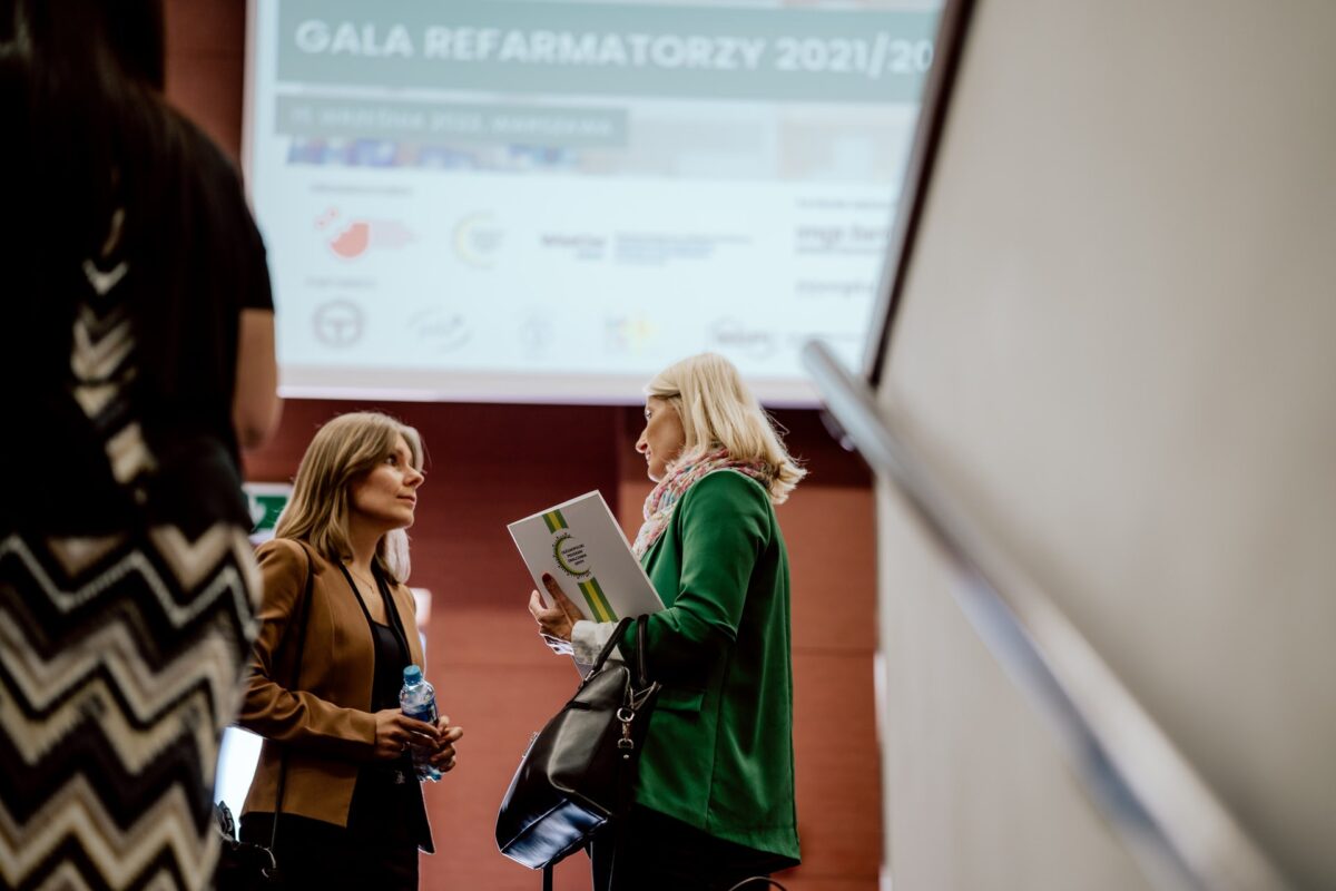 Uczestniczki Gali ReFarmatorzy 2021/2022 rozmawiają przed wejściem na salę