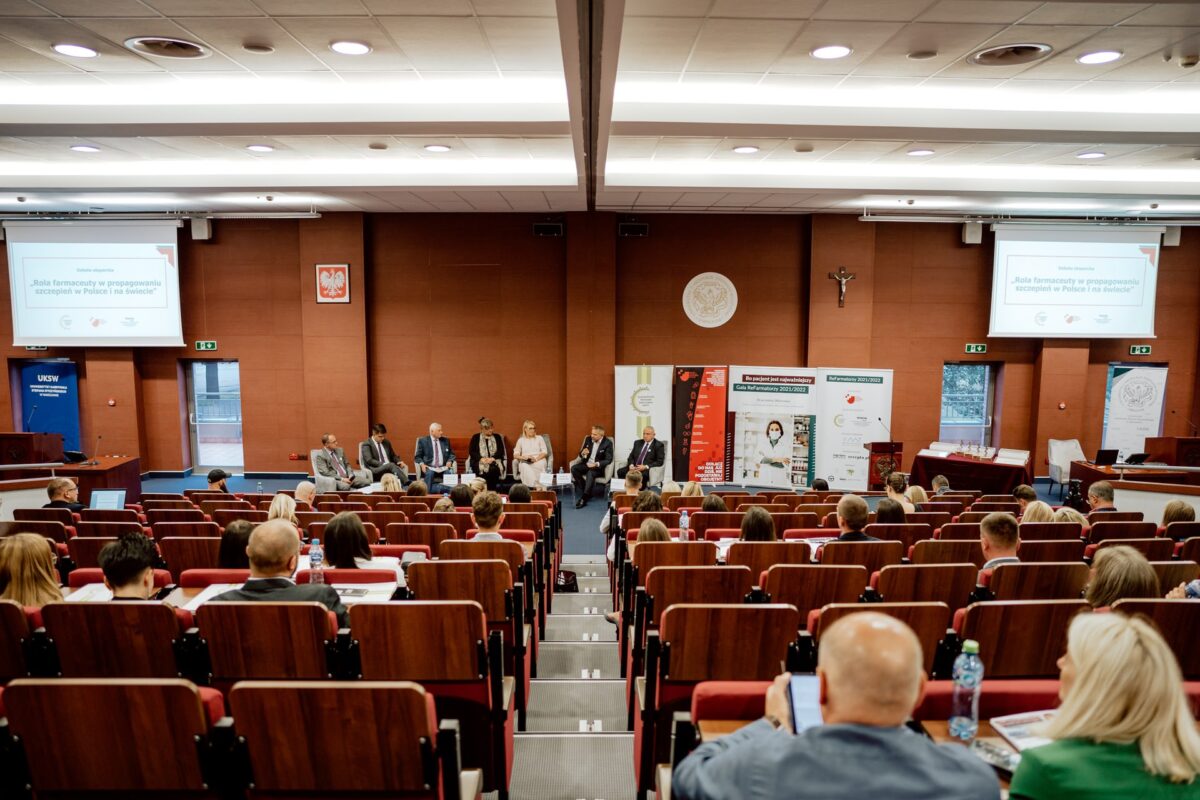 Panel dyskusyjny i publiczność podczas Gali ReFarmatorzy 2021/2022, ujęcie z boku