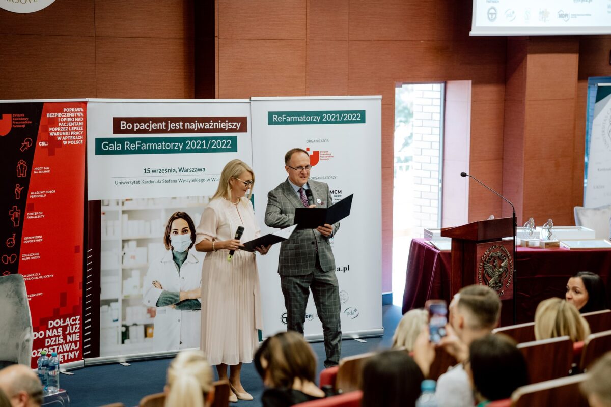 Prowadzący otwierają Galę ReFarmatorzy 2021/2022 na UKSW