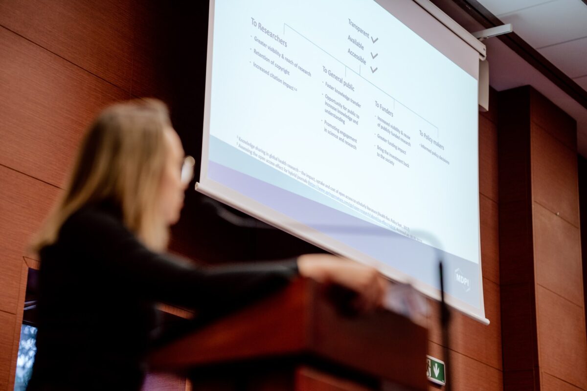 Uczestniczka śledzi prezentację podczas Gali ReFarmatorzy 2021/2022