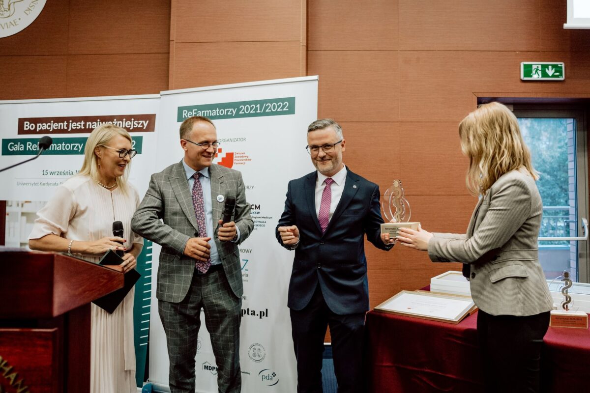 Wręczenie statuetki ReFarmator podczas gali na UKSW