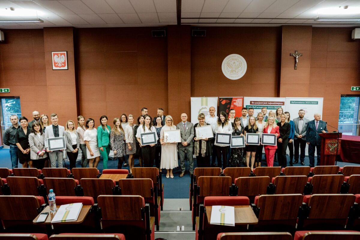 Laureaci i organizatorzy Gali ReFarmatorzy 2021/2022 - zdjęcie grupowe na zakończenie
