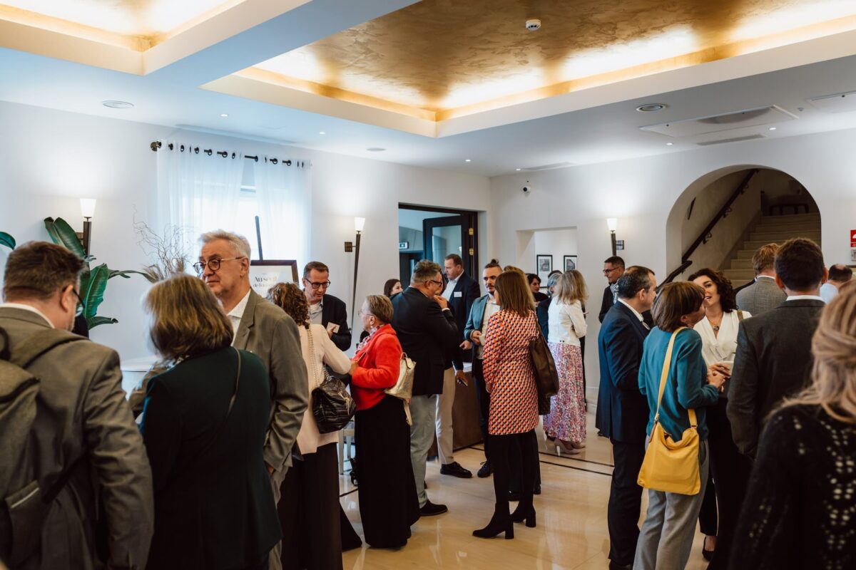 Networking podczas konferencji EFFA w hotelu MaMaison Le Regina