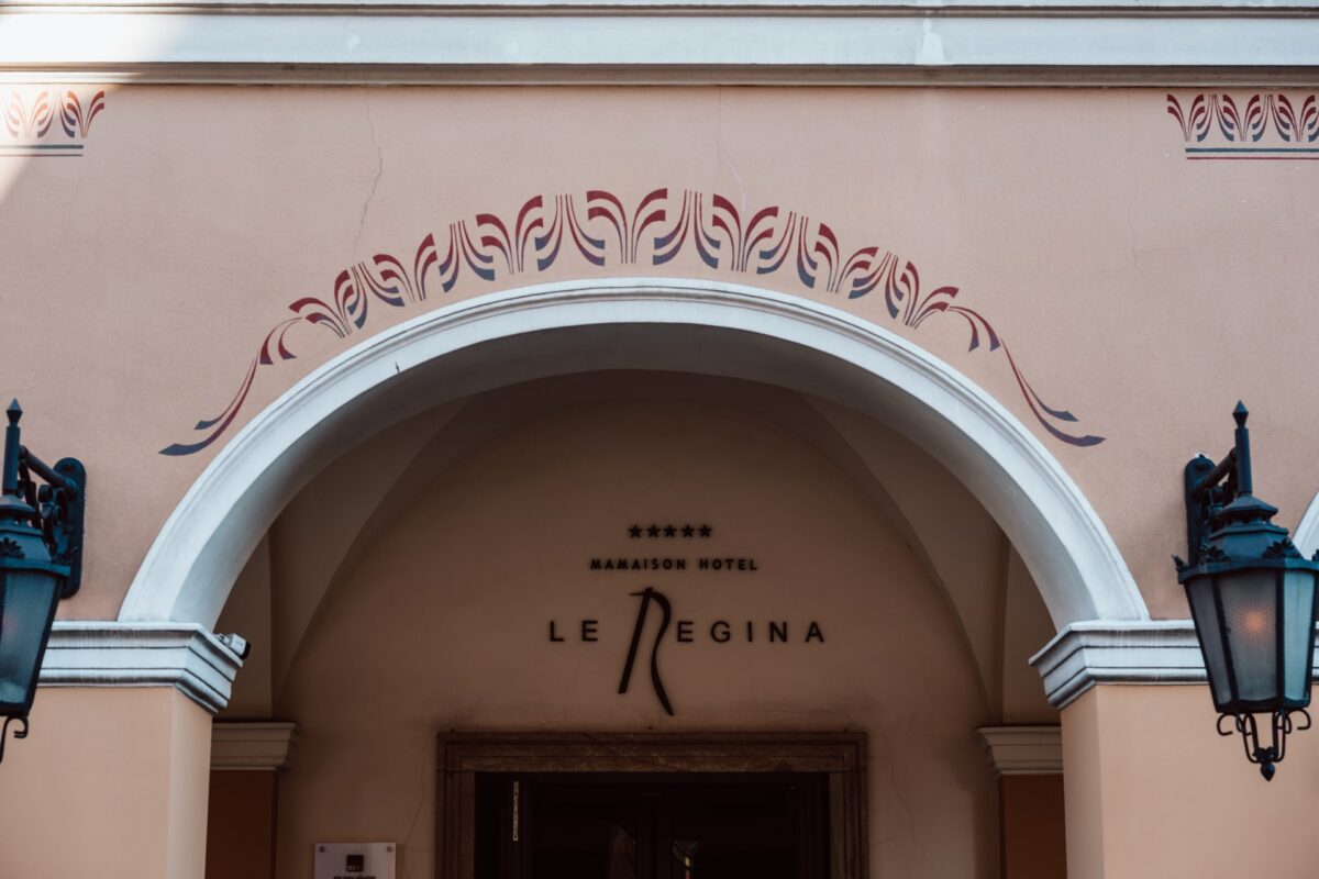 Wejście do hotelu MaMaison Le Regina w Warszawie, miejsce 17. Walnego Zgromadzenia EFFA