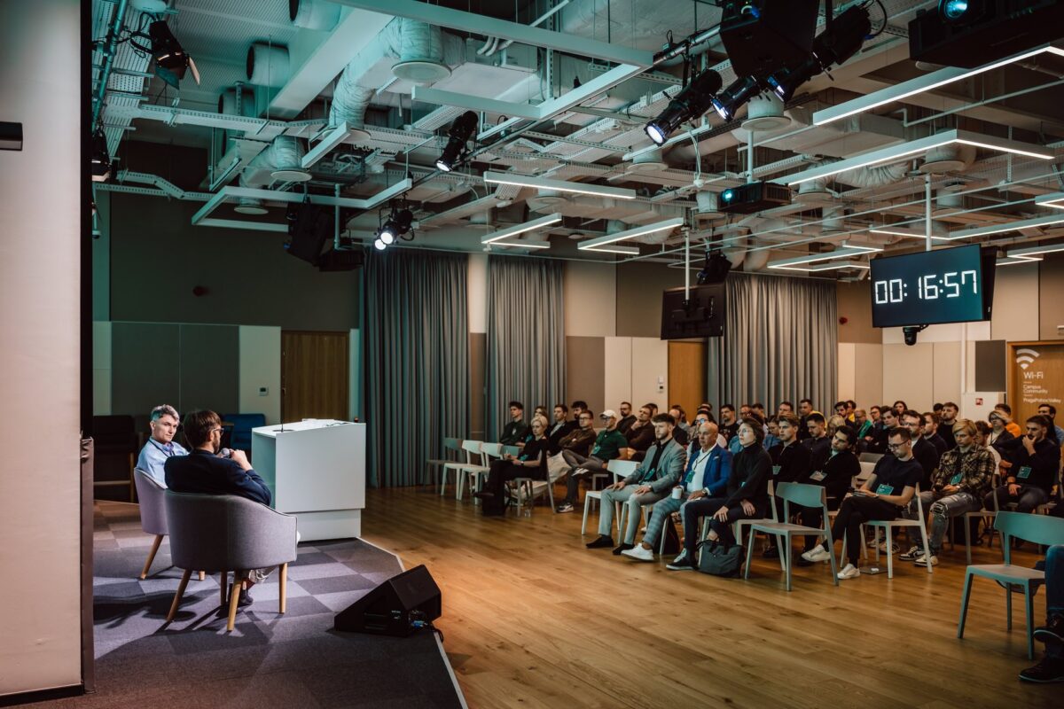 Fireside chat na scenie Founders Connect 5, widok na całą widownię