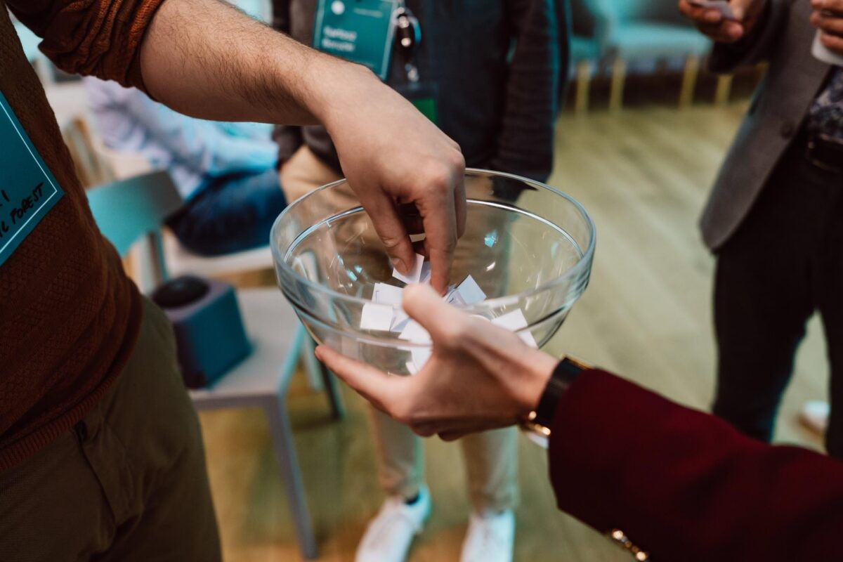 Losowanie tematów rozmów podczas warsztatów na Founders Connect 5