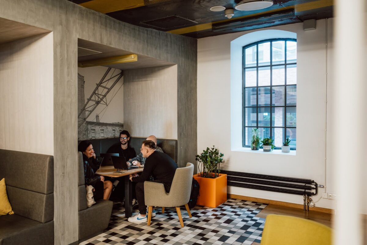 Robocze spotkanie w strefie lounge podczas Founders Connect 5