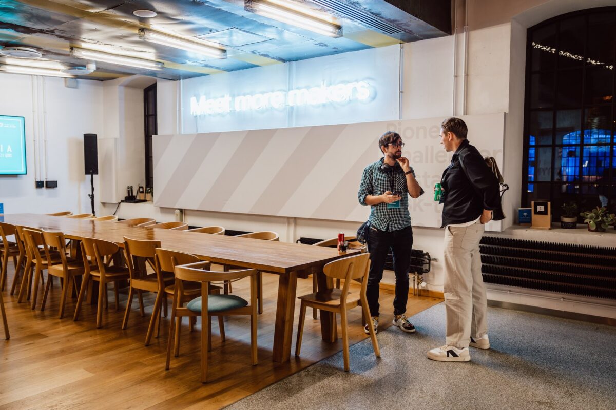 Wieczorny networking pod neonem Meet more makers na Founders Connect 5