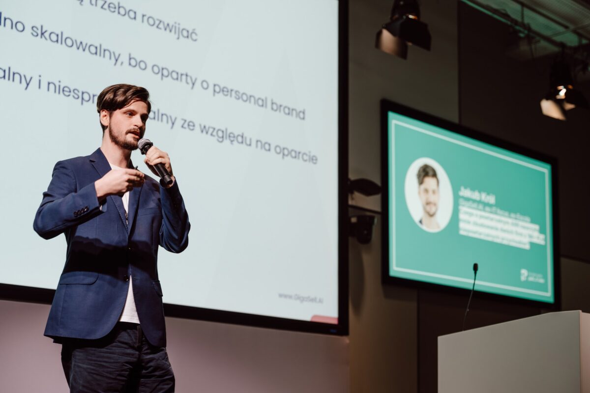 Prelegent podczas wystąpienia na Founders Connect 5