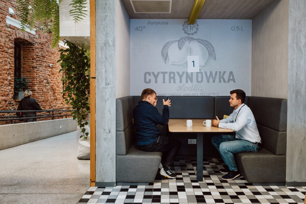 Kameralna rozmowa w loży Cytrynówka podczas Founders Connect 5