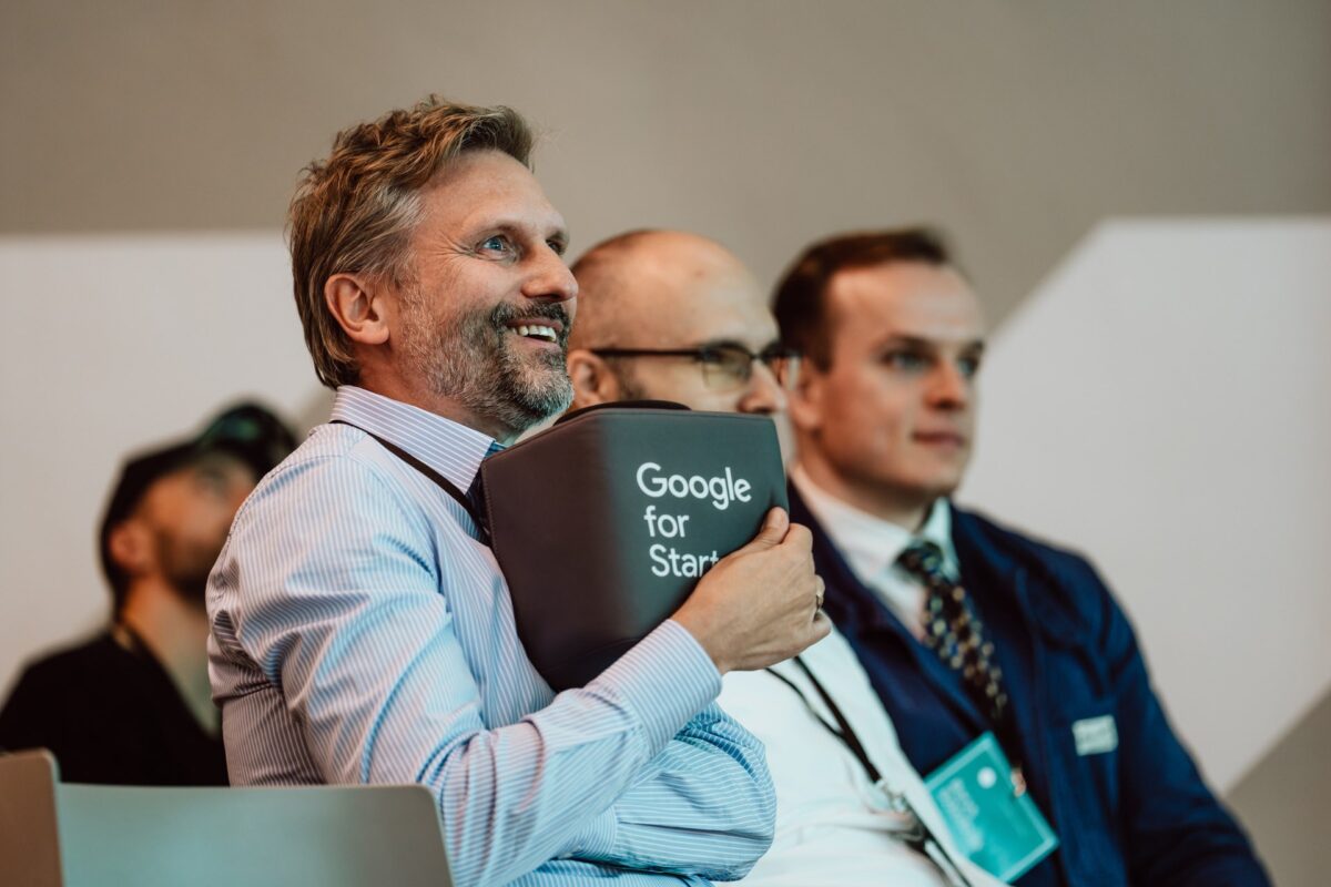 Uczestnik konferencji Founders Connect 5 z poduszką Google for Startups