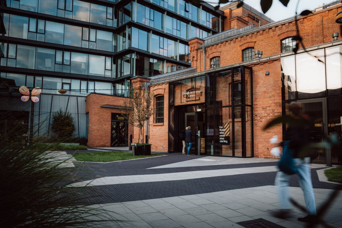 Wejście do Google for Startups Campus w Warszawie przed konferencją Founders Connect 5