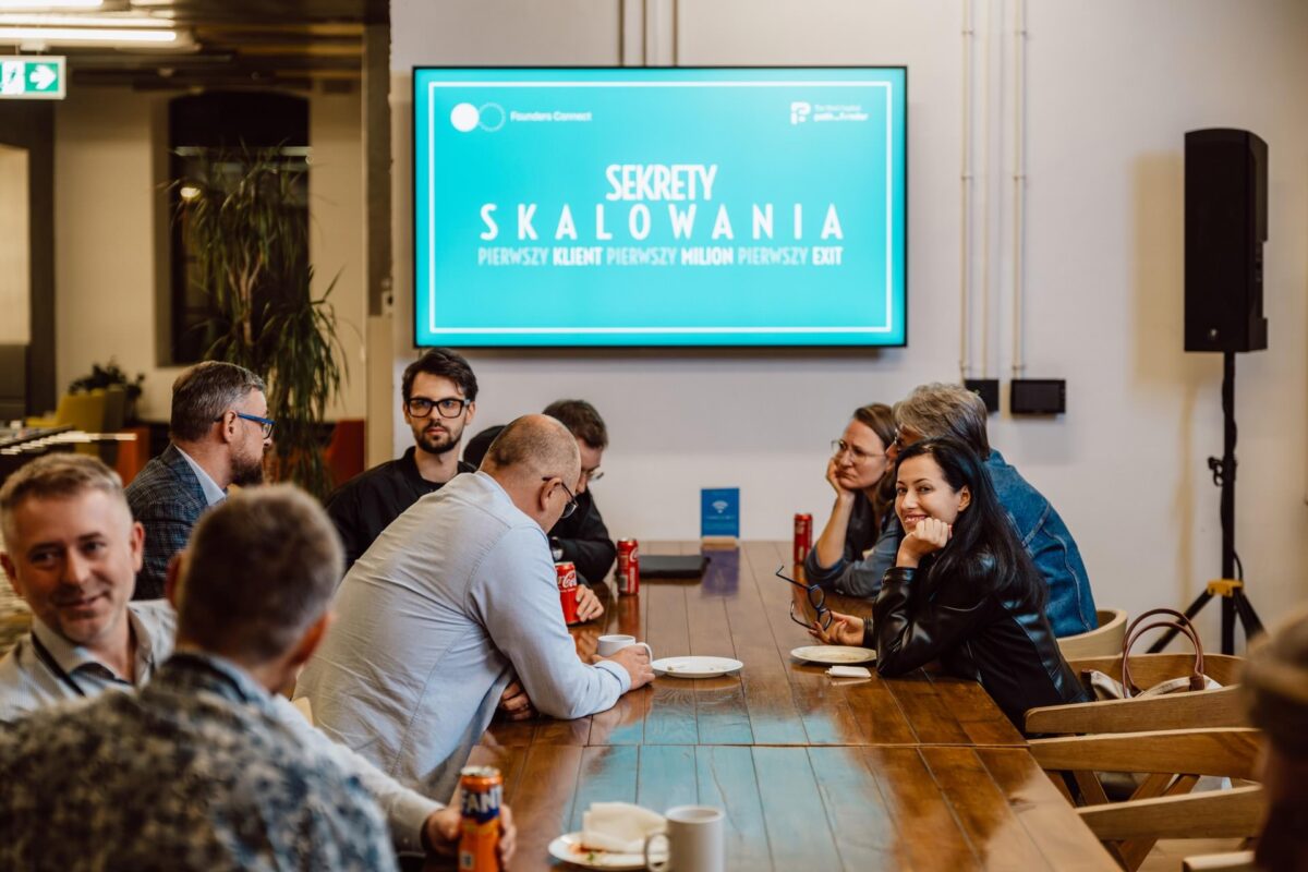 Rozmowy przy stole na zakończenie Founders Connect 5