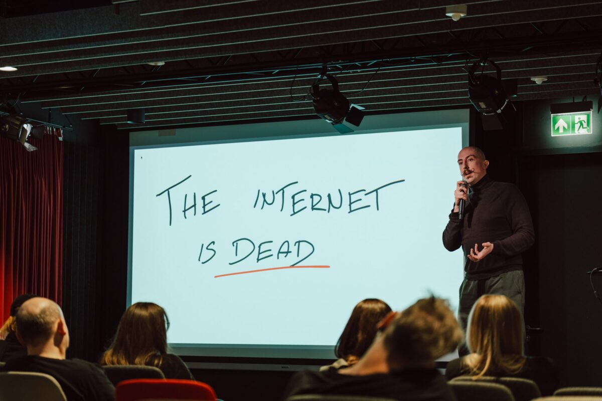 Prelegent Post Software 2026 przy slajdzie The Internet is Dead
