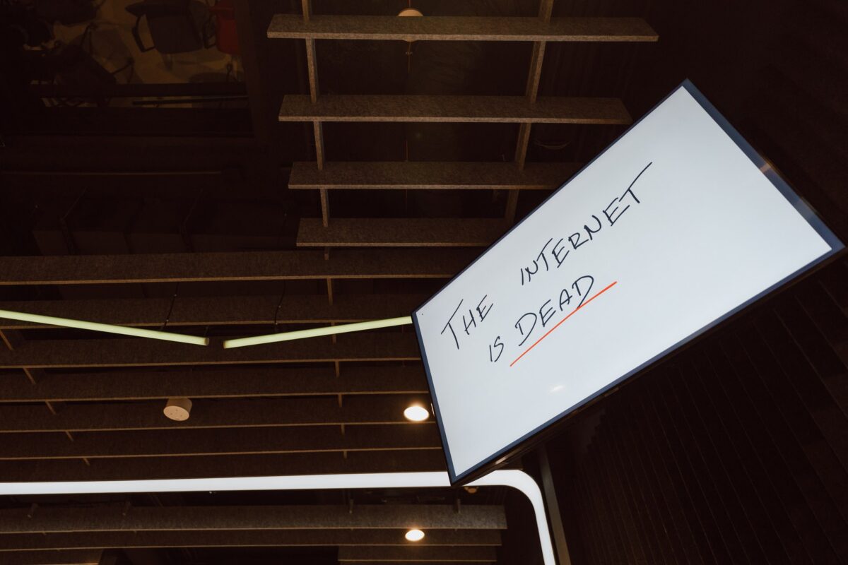 Rekwizyt z napisem The Internet is Dead z Post Software 2026