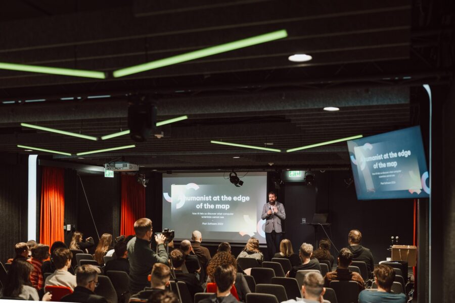 Sala konferencyjna Brain Embassy podczas Post Software 2026, prelegent na scenie i publiczność