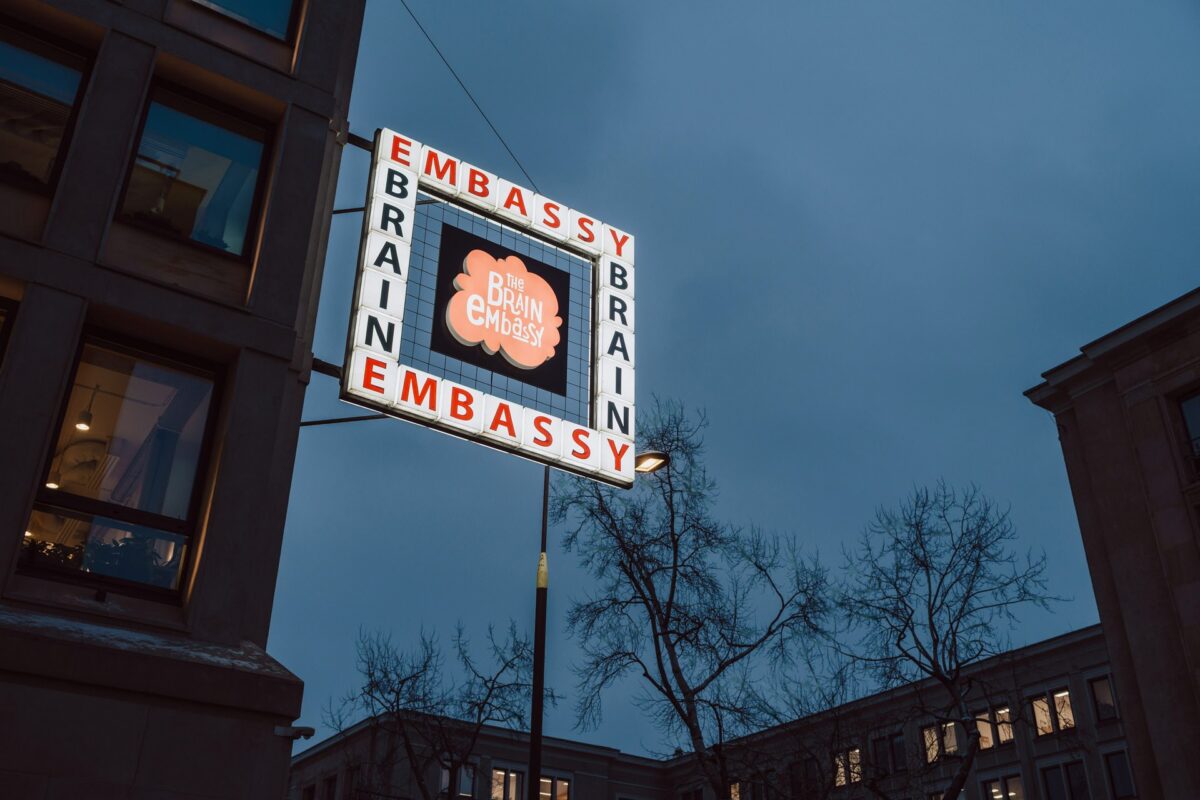 Szyld The Brain Embassy w Warszawie o zmierzchu, miejsce Post Software 2026