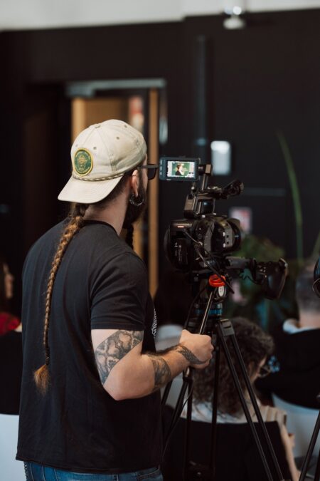 Ekipa filmowa dokumentuje konferencję Kozieł i Przyjaciele: Storytelling AI