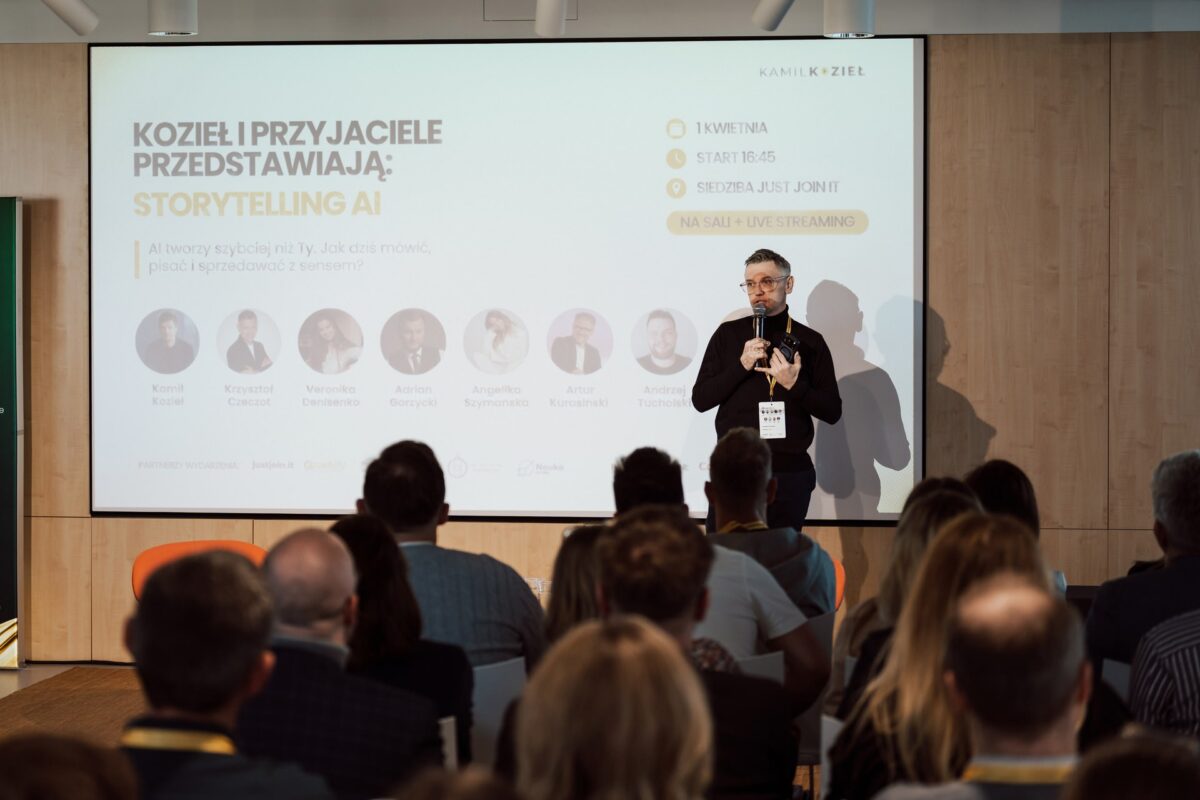 Kamil Kozieł otwiera konferencję Storytelling AI przed pełną salą