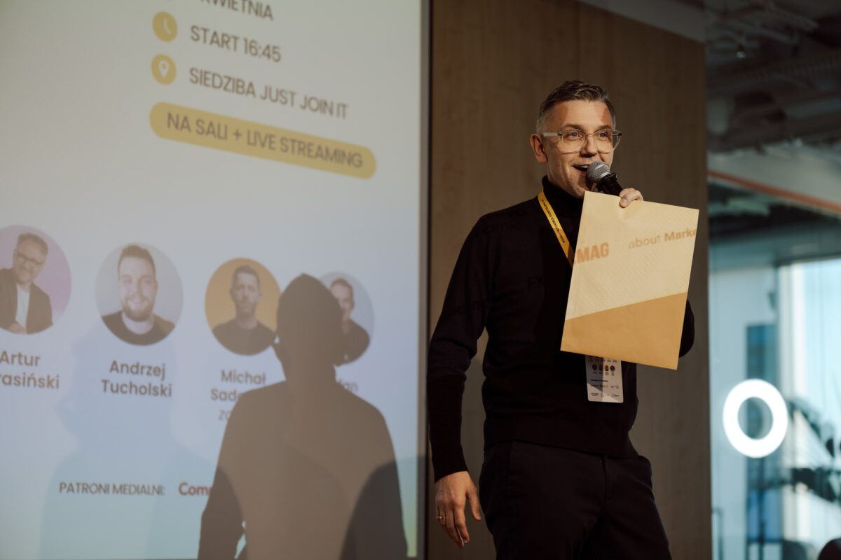Kamil Kozieł prowadzi konferencję Kozieł i Przyjaciele: Storytelling AI