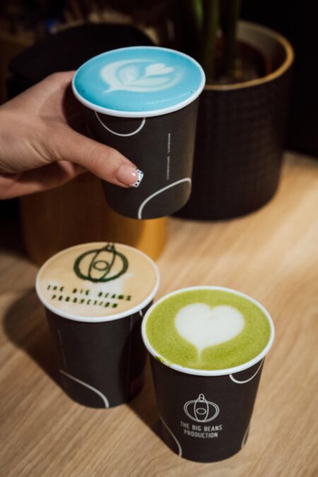 Kawa z autorską latte art na konferencji Storytelling AI