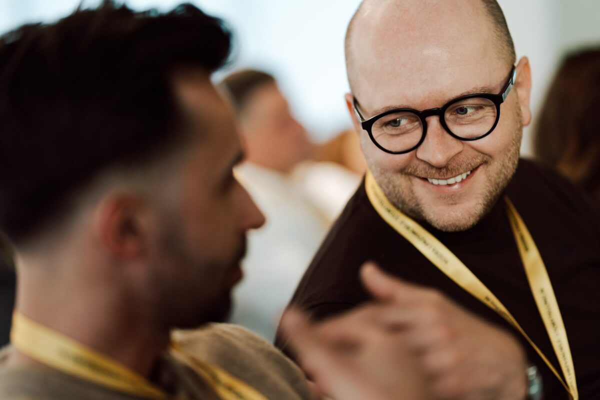 Uczestnik konferencji Storytelling AI podczas przerwy