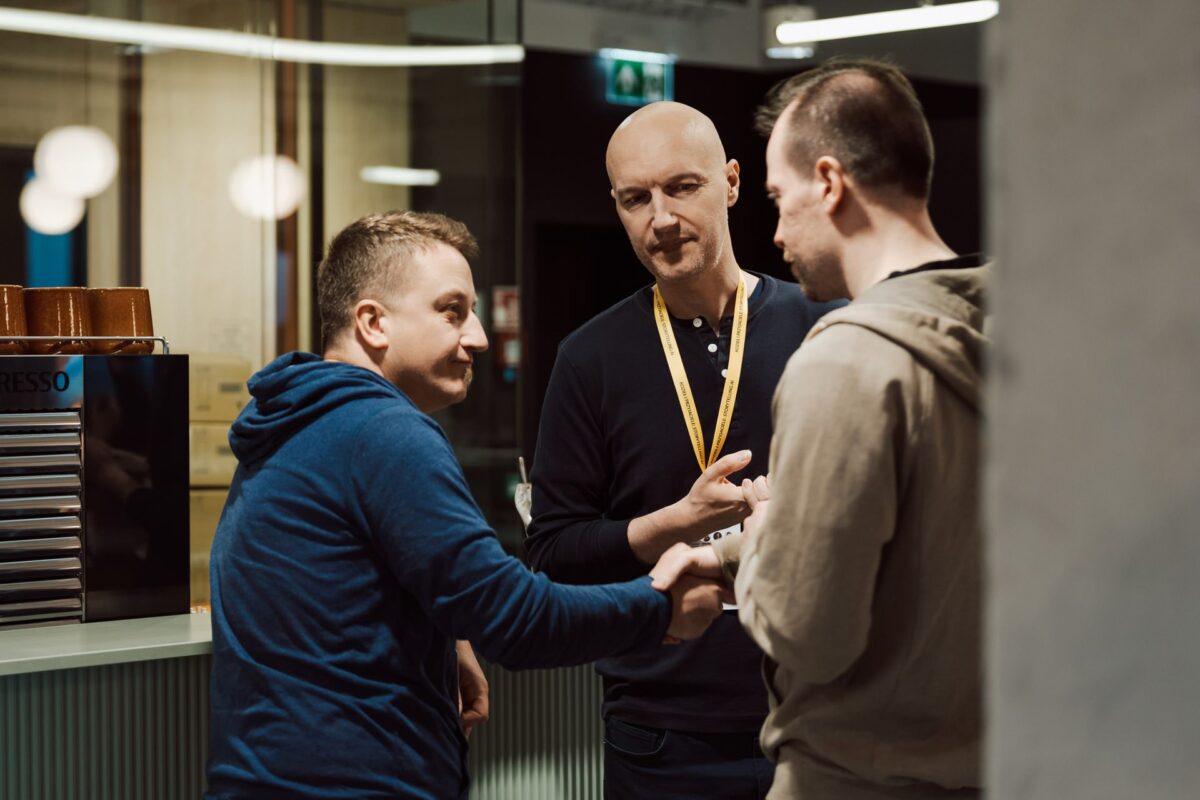 Uczestnicy konferencji Storytelling AI podczas rozmowy i powitania na networkingu