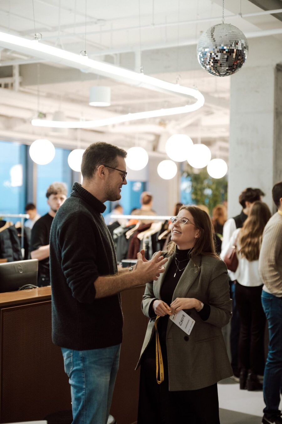 Wieczorny networking pod kulą disco na konferencji Kozieł i Przyjaciele: Storytelling AI