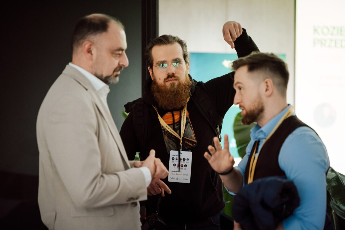Ożywiona rozmowa uczestników na networkingu konferencji Storytelling AI