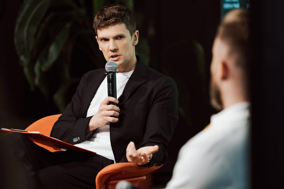 Panelista podczas rozmowy na scenie konferencji Storytelling AI