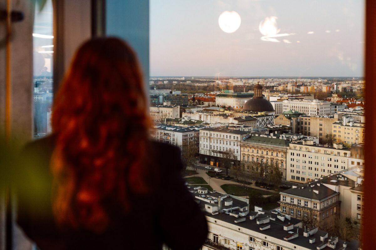 Wieczorna panorama Warszawy widziana z sali konferencji Storytelling AI