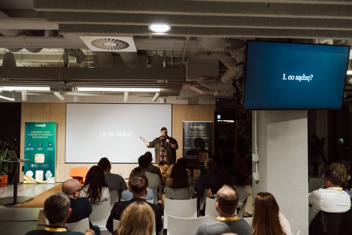 Wystąpienie prelegenta na konferencji Storytelling AI, slajd na ekranie i publiczność