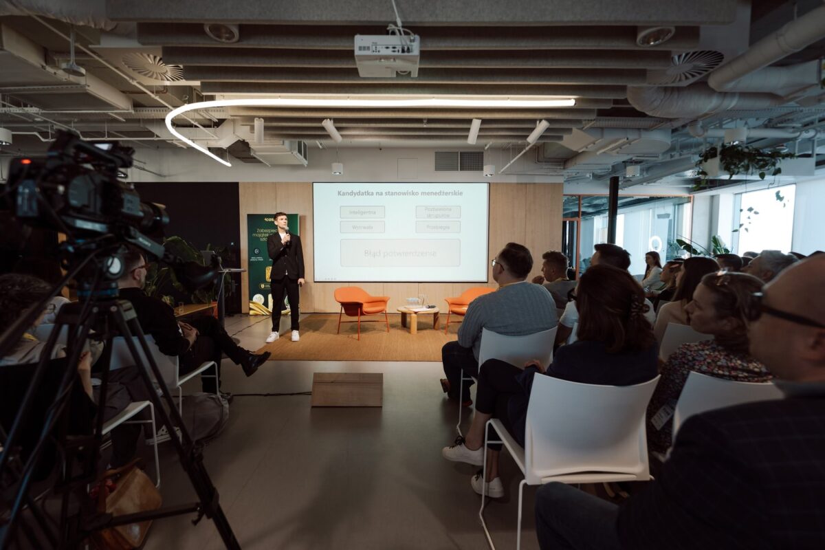 Wystąpienie na konferencji Storytelling AI, w kadrze ekipa realizująca nagranie