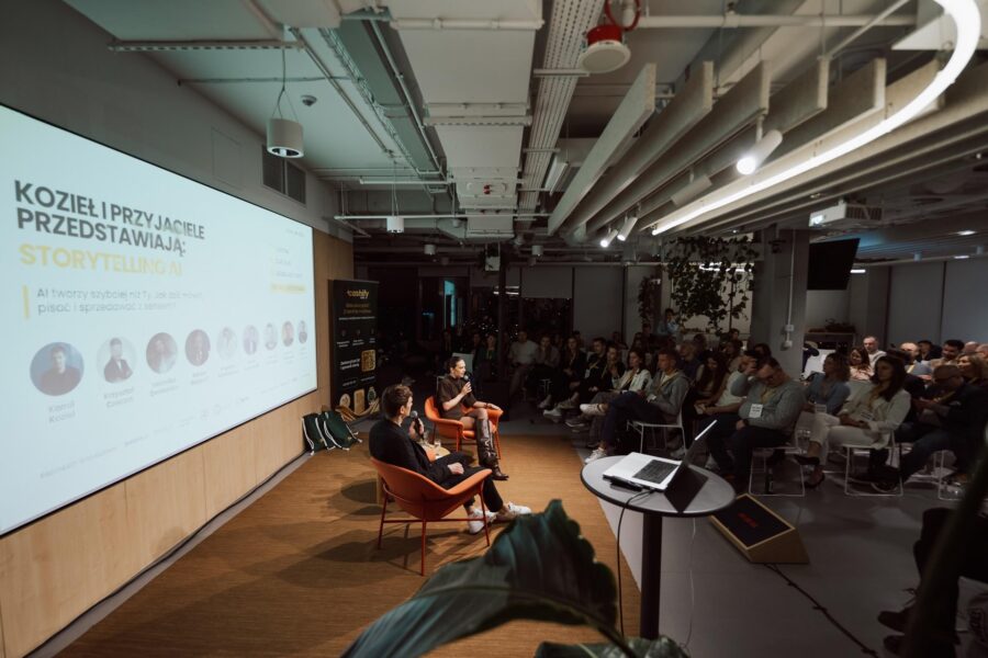 Sala konferencji Kozieł i Przyjaciele: Storytelling AI w siedzibie Just Join IT, widok na scenę i publiczność