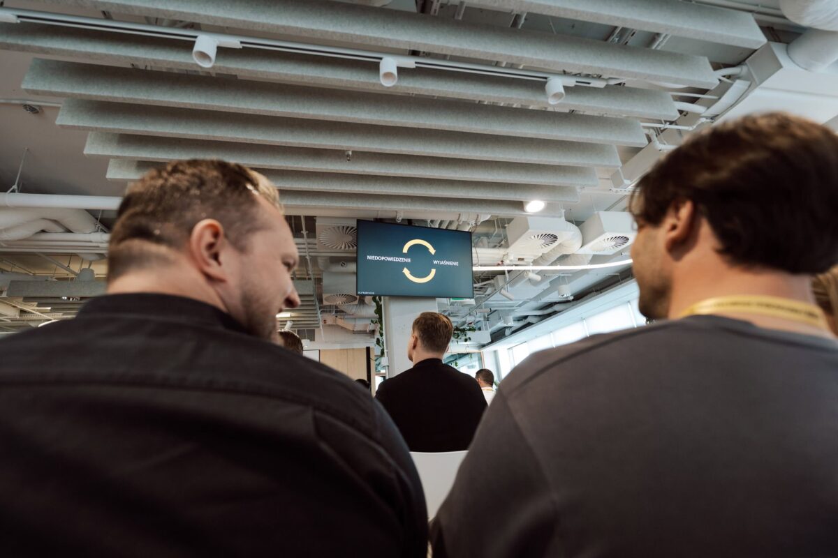 Uczestnicy śledzą prezentację na ekranie podczas konferencji Storytelling AI