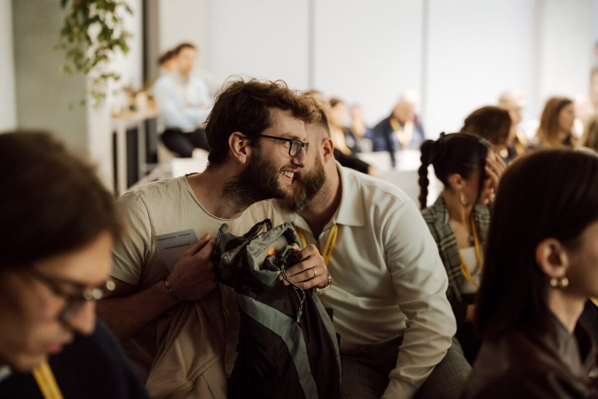 Uczestnicy konferencji Storytelling AI w przerwie między wystąpieniami