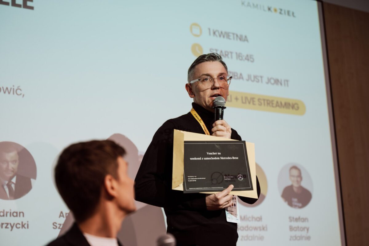 Wręczenie nagrody podczas konferencji Kozieł i Przyjaciele: Storytelling AI