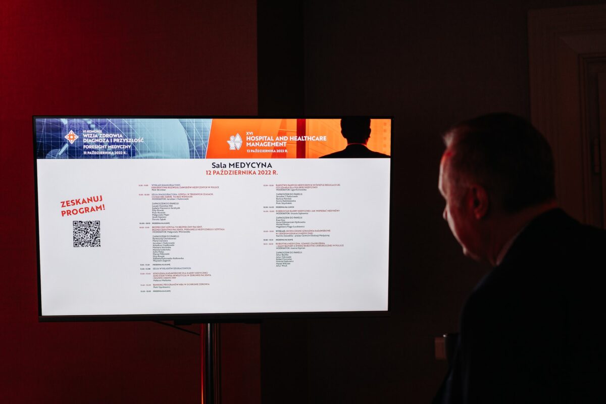 Tablica z programem VI Kongresu Wizja Zdrowia 2022