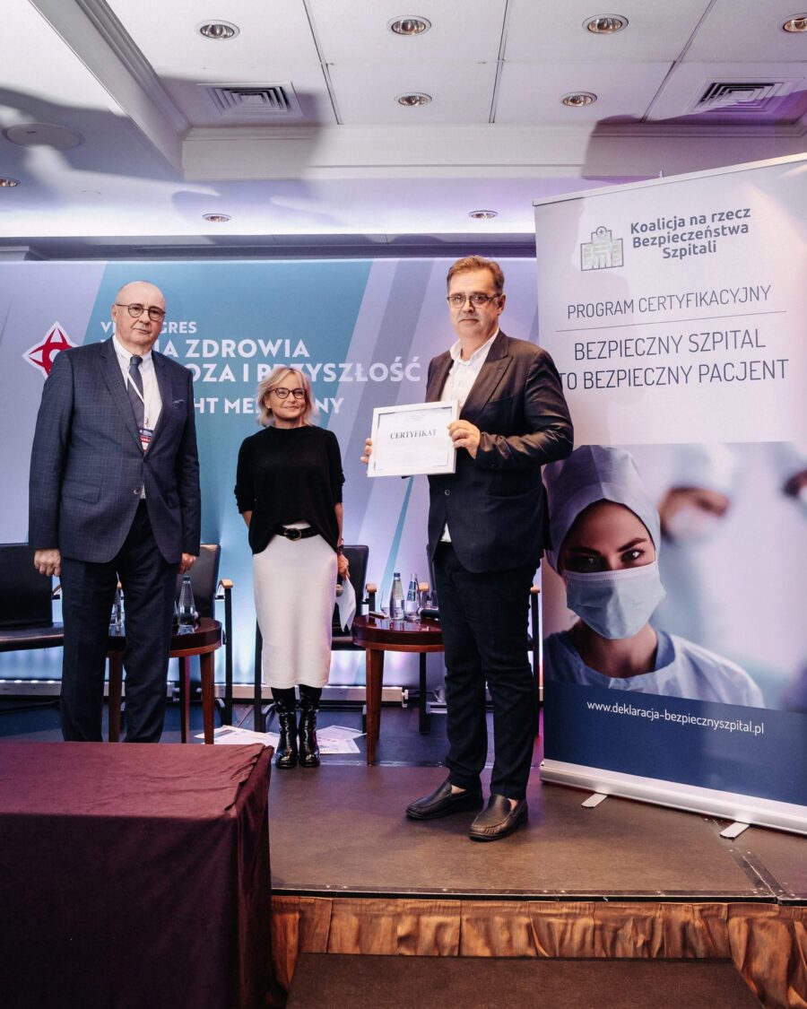 Wręczenie certyfikatu uczestnikowi programu na VI Kongresie Wizja Zdrowia 2022