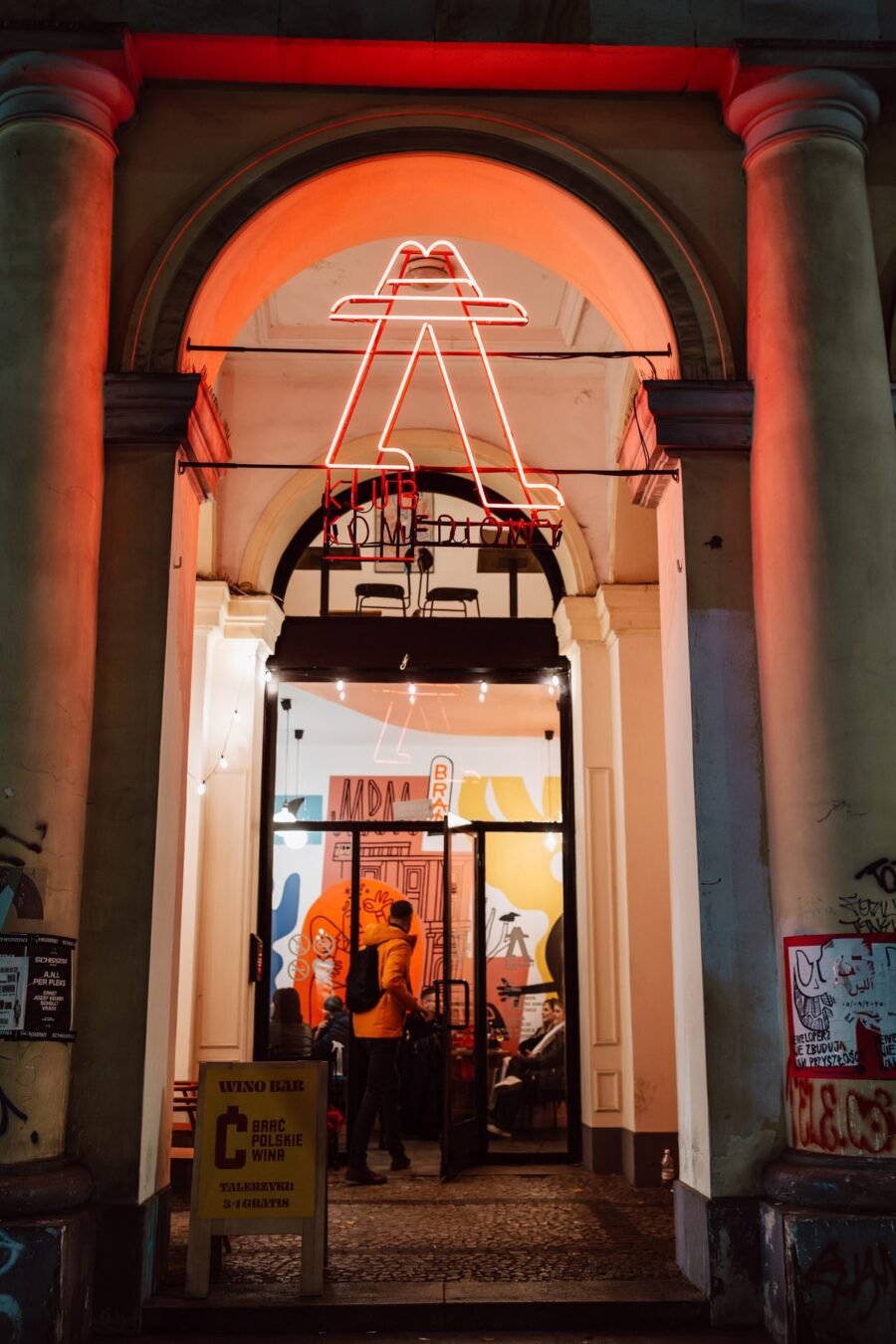 Neon nad wejściem do Klubu Komediowego przed spektaklem Jak pracować, by nie żałować