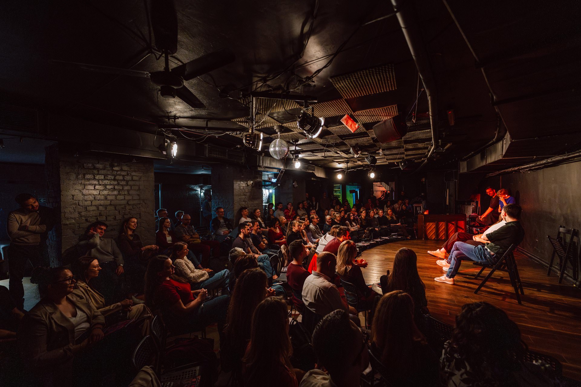 Sala Klubu Komediowego podczas spektaklu Jak pracować, by nie żałować, widok na scenę i pełną widownię