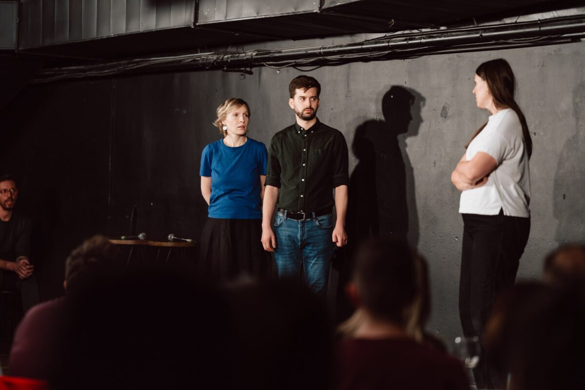 Improwizowana scenka w trzy osoby podczas spektaklu impro w Klubie Komediowym