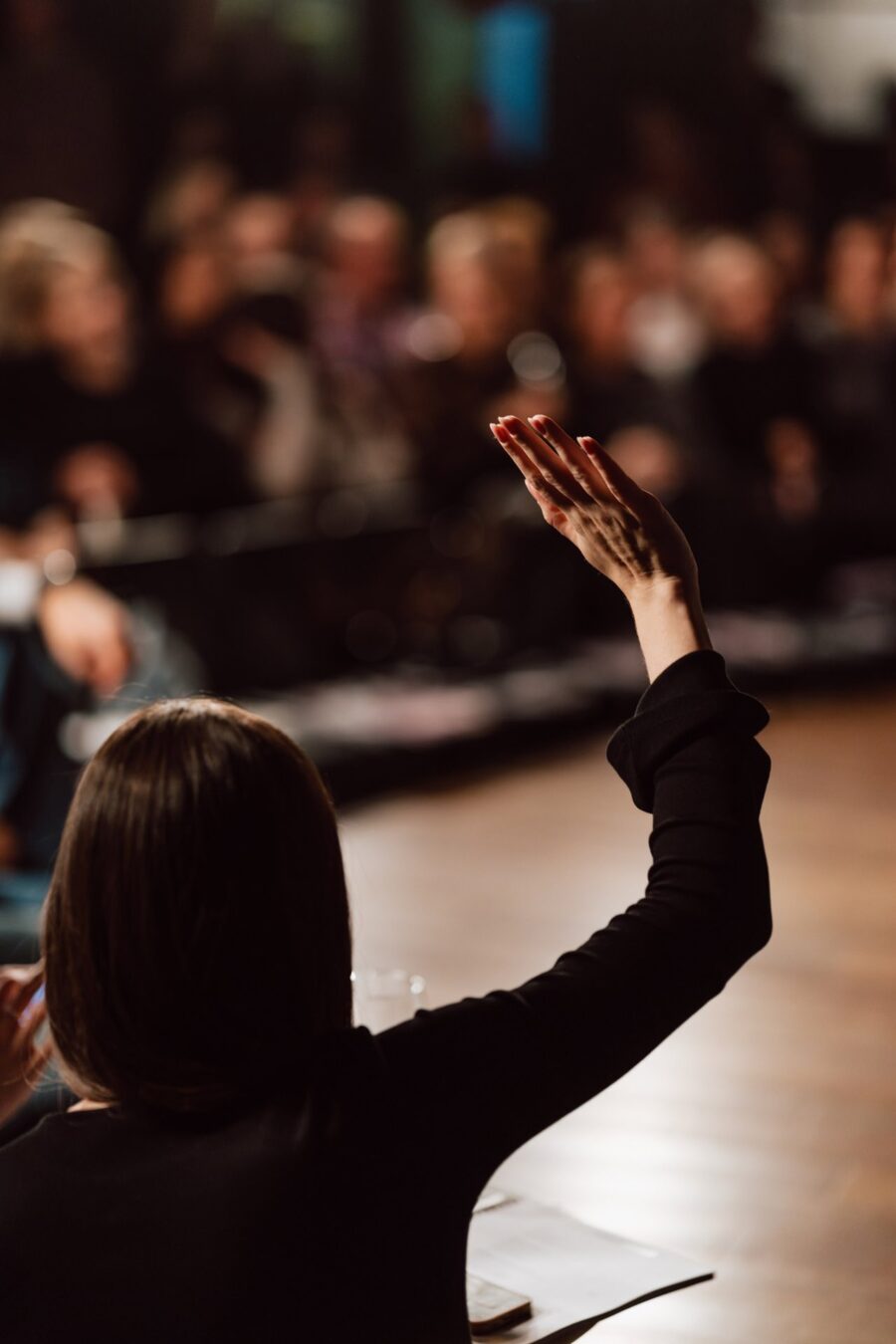 Widzka zgłasza się do interakcji ze sceną podczas spektaklu impro